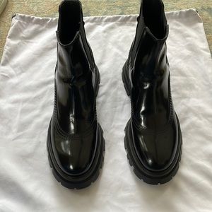 Alexander McQueen glossed leather Chelsea boots. Size 39